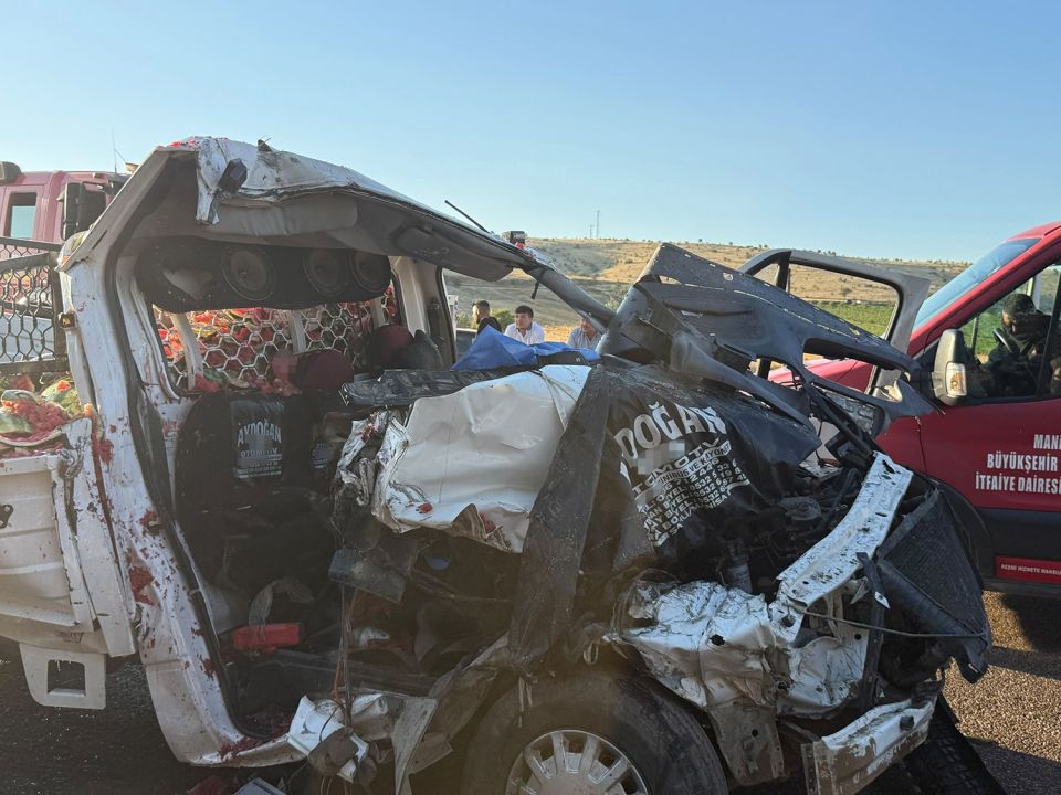 Manisa’da kamyonet tıra çarptı: 1’i ağır 2 yaralı