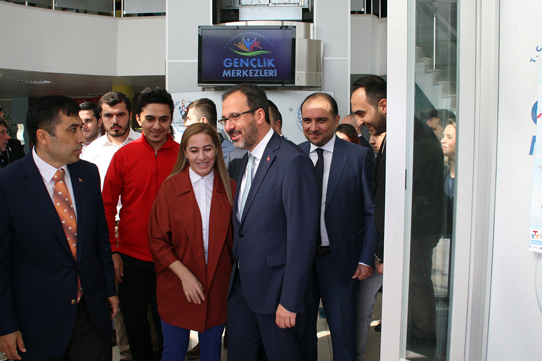 Bakan Kasapoğlu Turgutlu'da: 'Fidanıma iyi bakarsınız değil mi?'