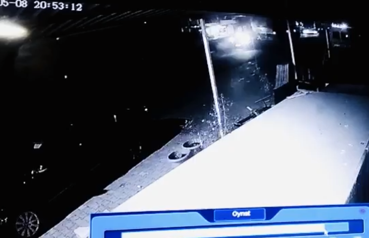 Gökkaya'da 3 kişinin yaralandığı kaza kamerada (VİDEO)