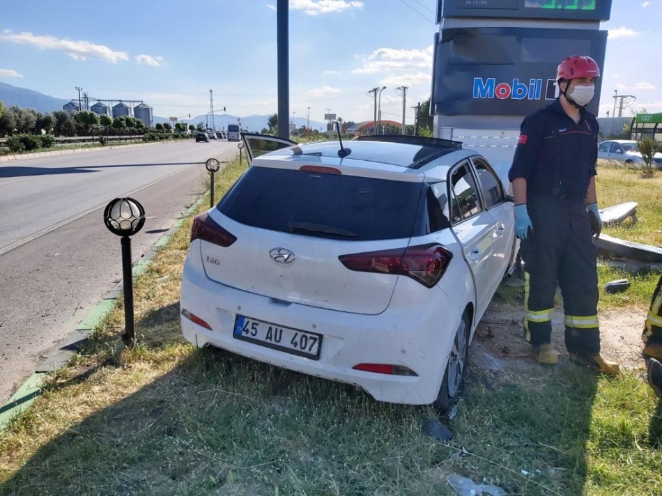 Tabelaya çarpan otomobilde bir kişi öldü, 2 kişi ağır yaralandı