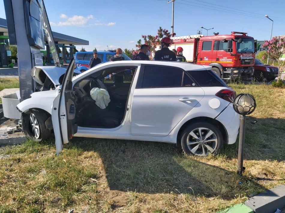 Tabelaya çarpan otomobilde bir kişi öldü, 2 kişi ağır yaralandı