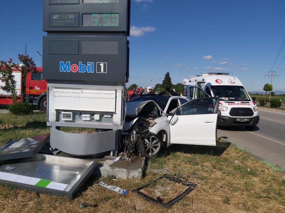 Tabelaya çarpan otomobilde bir kişi öldü, 2 kişi ağır yaralandı