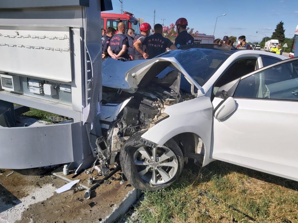 Tabelaya çarpan otomobilde bir kişi öldü, 2 kişi ağır yaralandı
