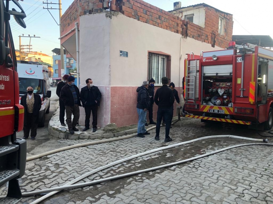 Evde soba bacasından yangın çıktı, 1 oda küle döndü