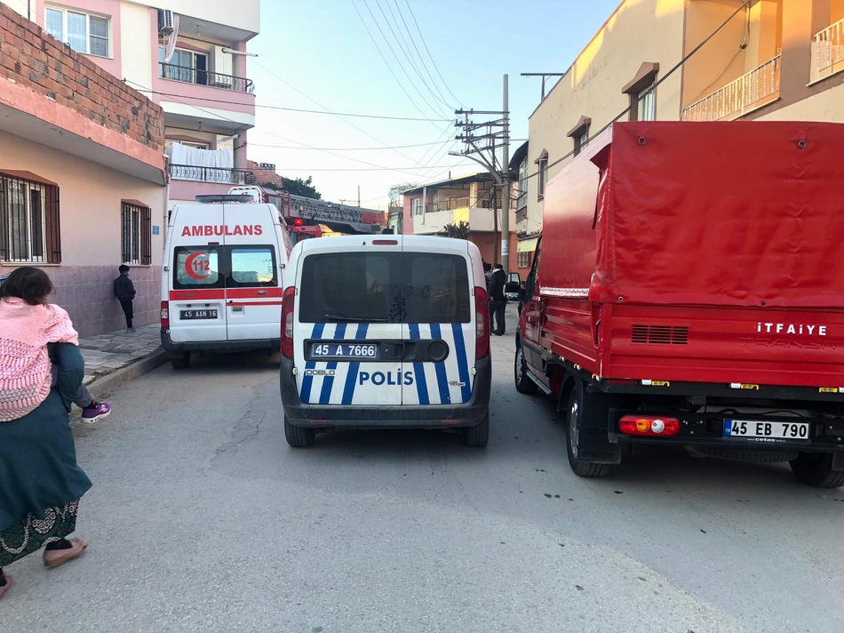 Evde soba bacasından yangın çıktı, 1 oda küle döndü