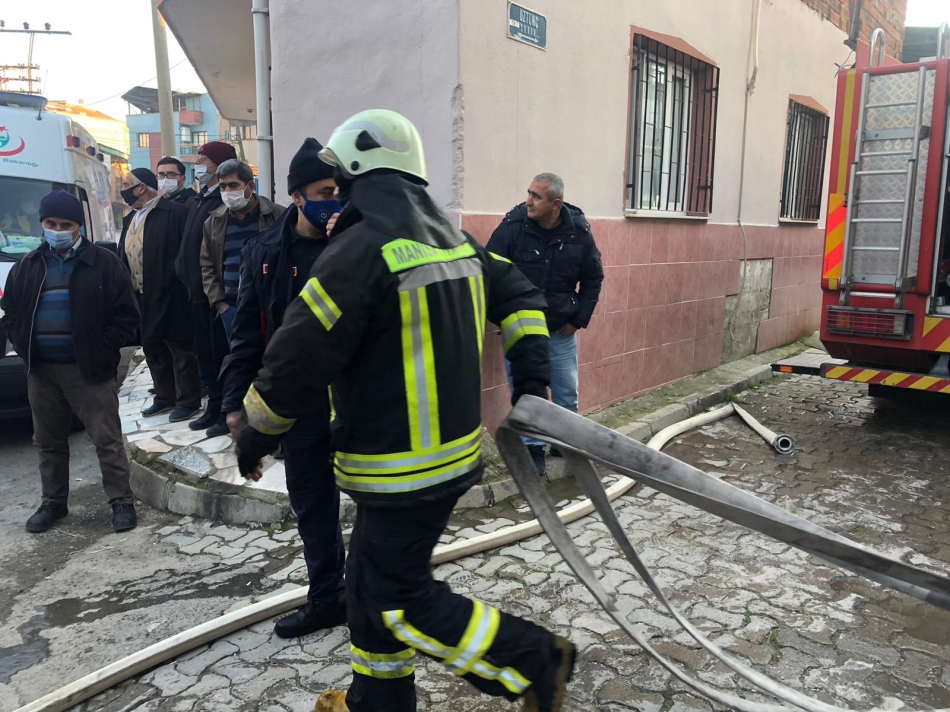 Evde soba bacasından yangın çıktı, 1 oda küle döndü