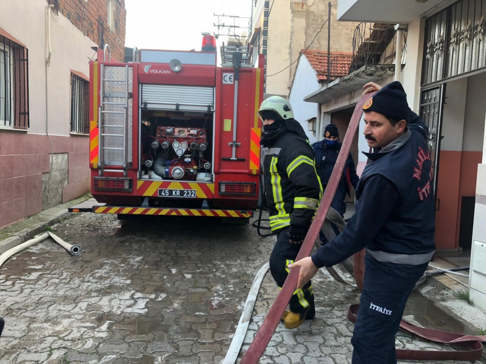 Evde soba bacasından yangın çıktı, 1 oda küle döndü