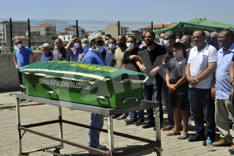 Turgutlu'yu yasa boğan minik Nira gözyaşlarıyla toprağa verildi (GÖRÜNTÜLÜ)