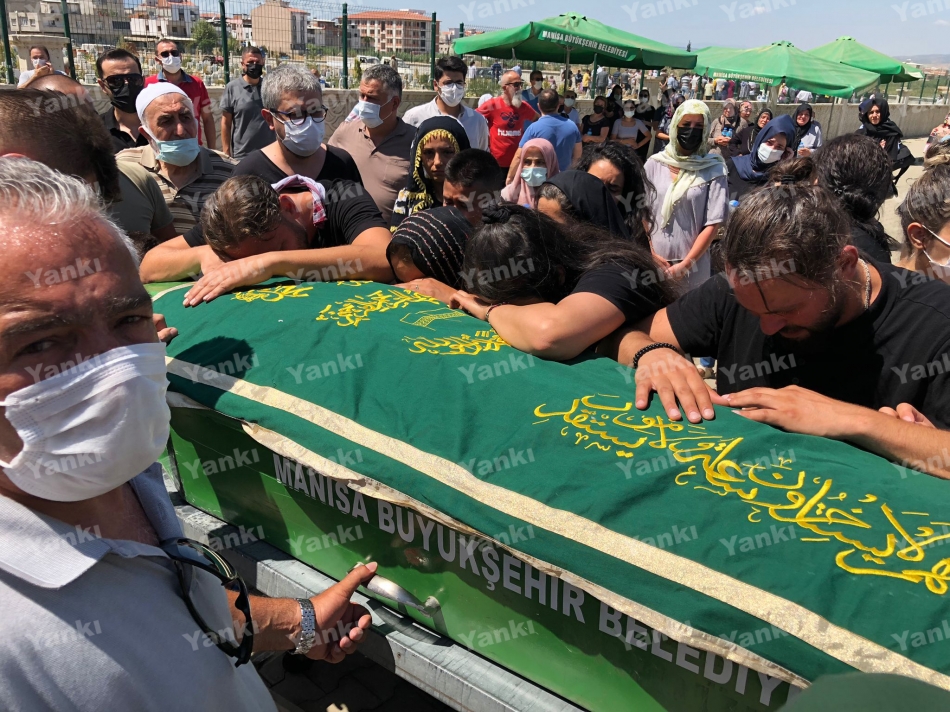 Turgutlu'yu yasa boğan minik Nira gözyaşlarıyla toprağa verildi (GÖRÜNTÜLÜ)