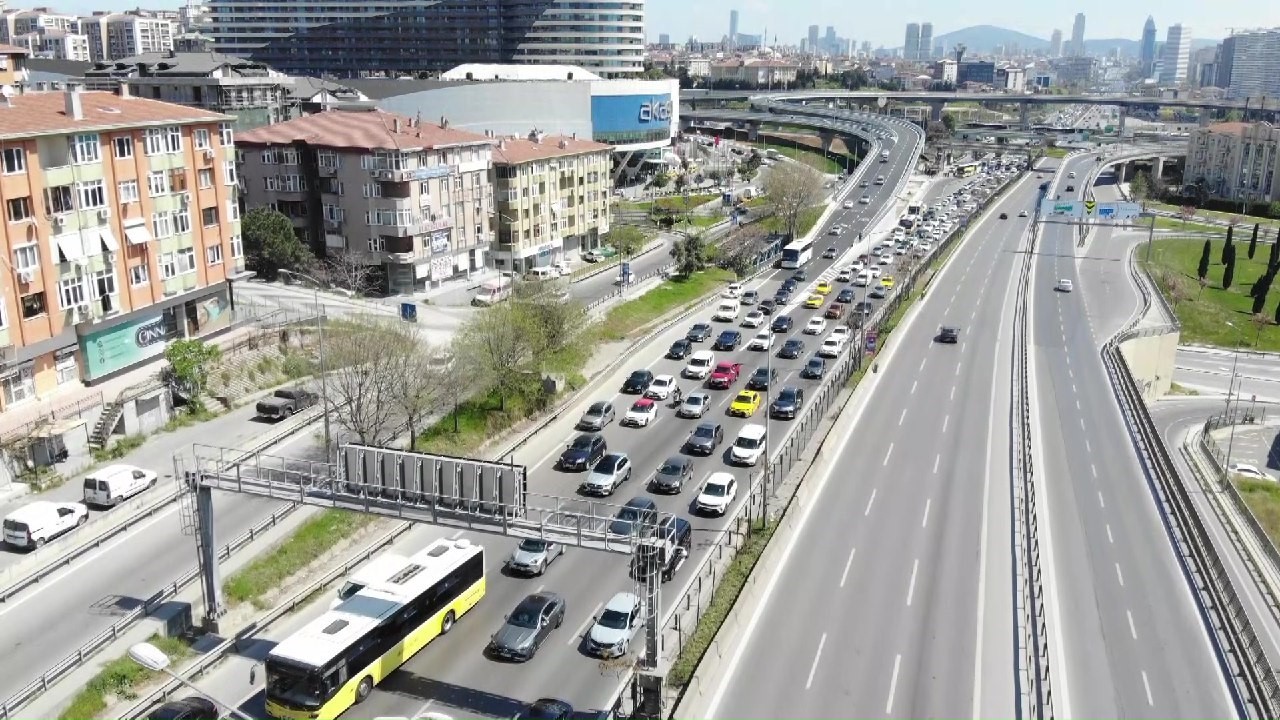 Bayramın ilk gününde trafik ve vapur iskelelerinde yoğunluk yaşandı