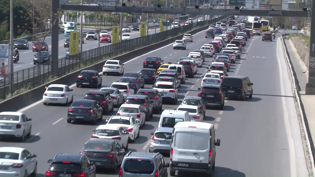 Bayramın ilk gününde trafik ve vapur iskelelerinde yoğunluk yaşandı