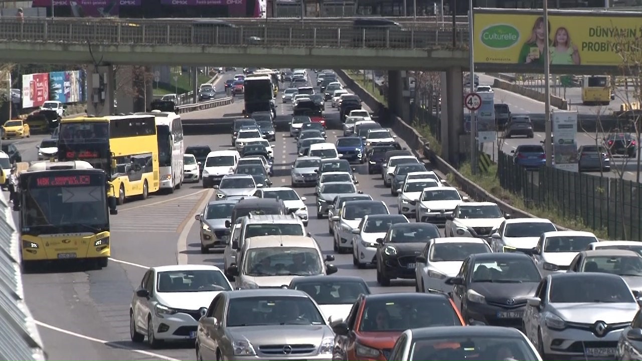 Bayramın ilk gününde trafik ve vapur iskelelerinde yoğunluk yaşandı