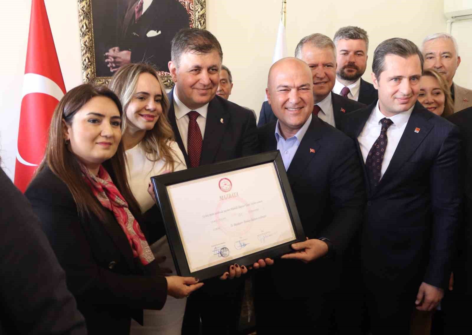 İzmir Büyükşehir'de devir teslim töreni: Cemil Tugay görevi devraldı