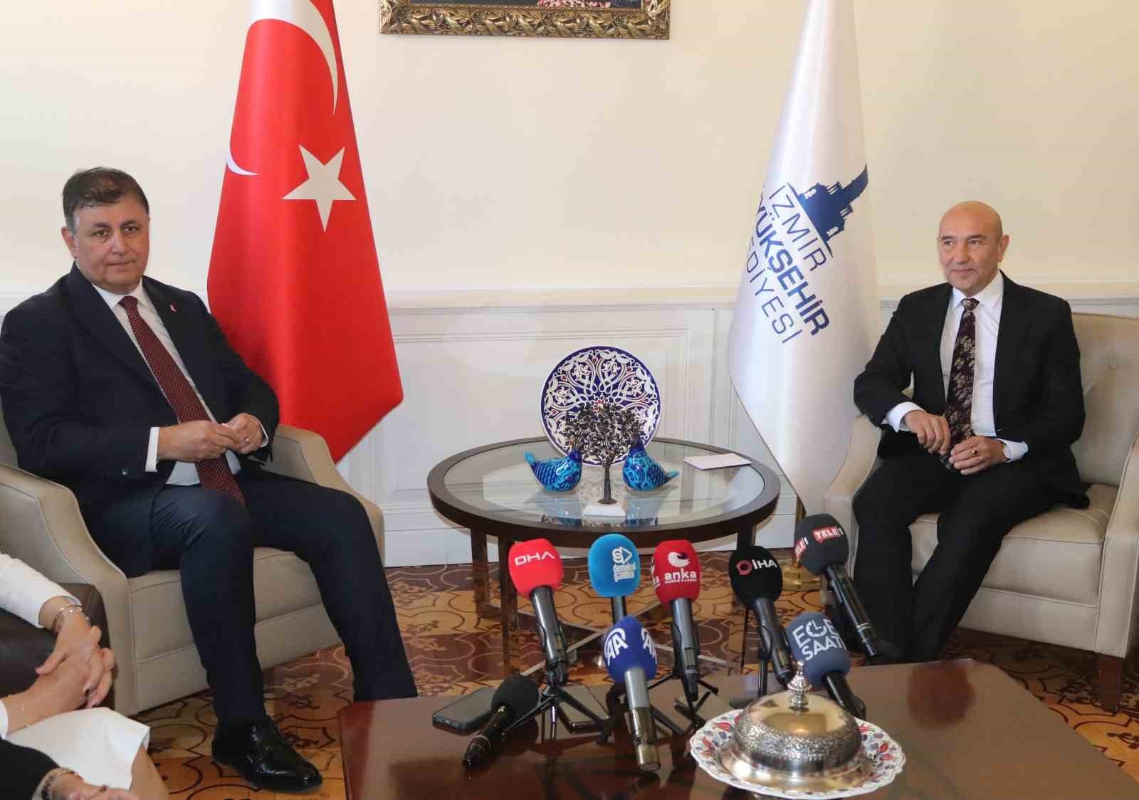 İzmir Büyükşehir'de devir teslim töreni: Cemil Tugay görevi devraldı