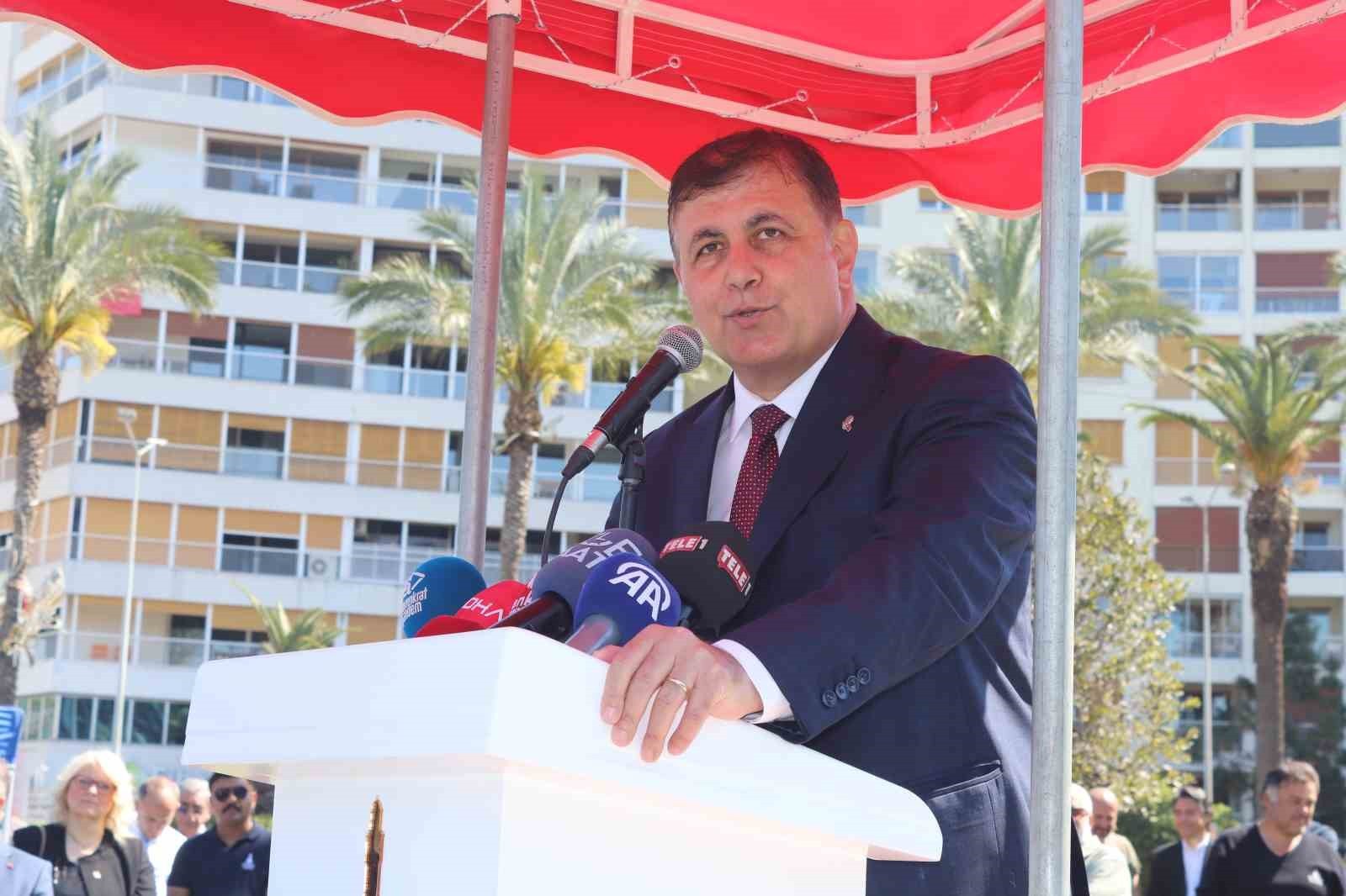 İzmir Büyükşehir'de devir teslim töreni: Cemil Tugay görevi devraldı
