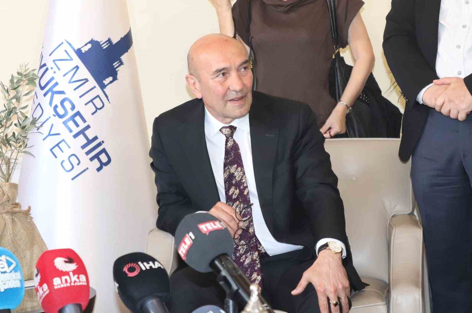 İzmir Büyükşehir'de devir teslim töreni: Cemil Tugay görevi devraldı