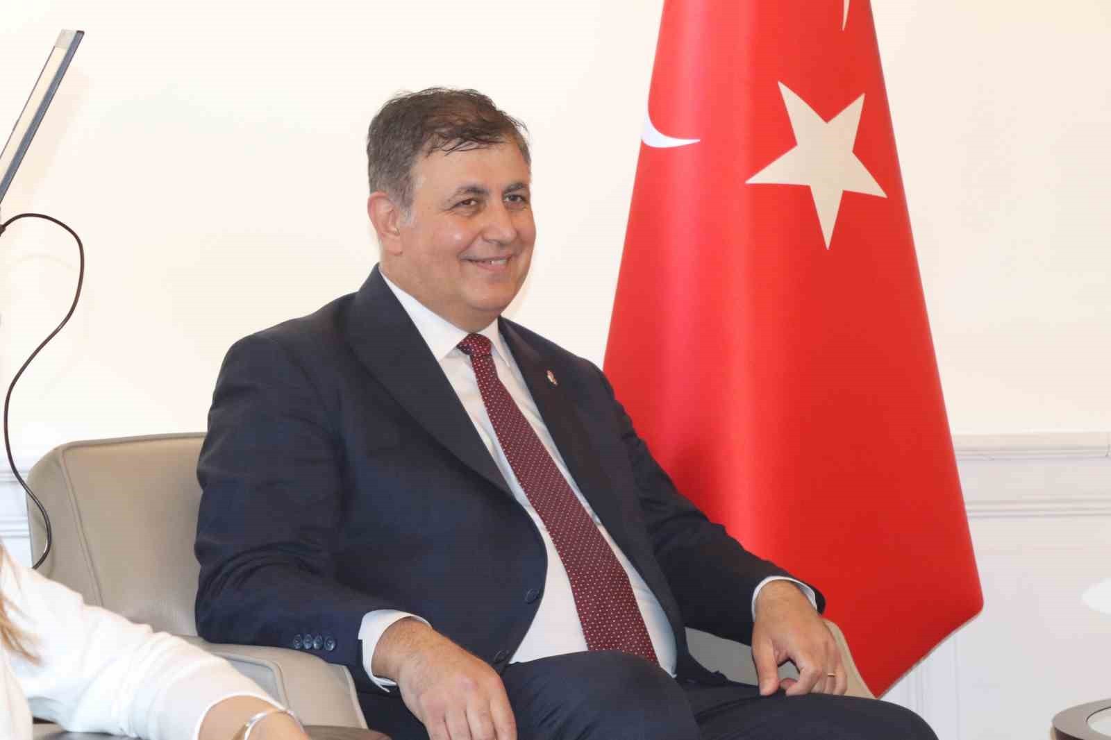 İzmir Büyükşehir'de devir teslim töreni: Cemil Tugay görevi devraldı