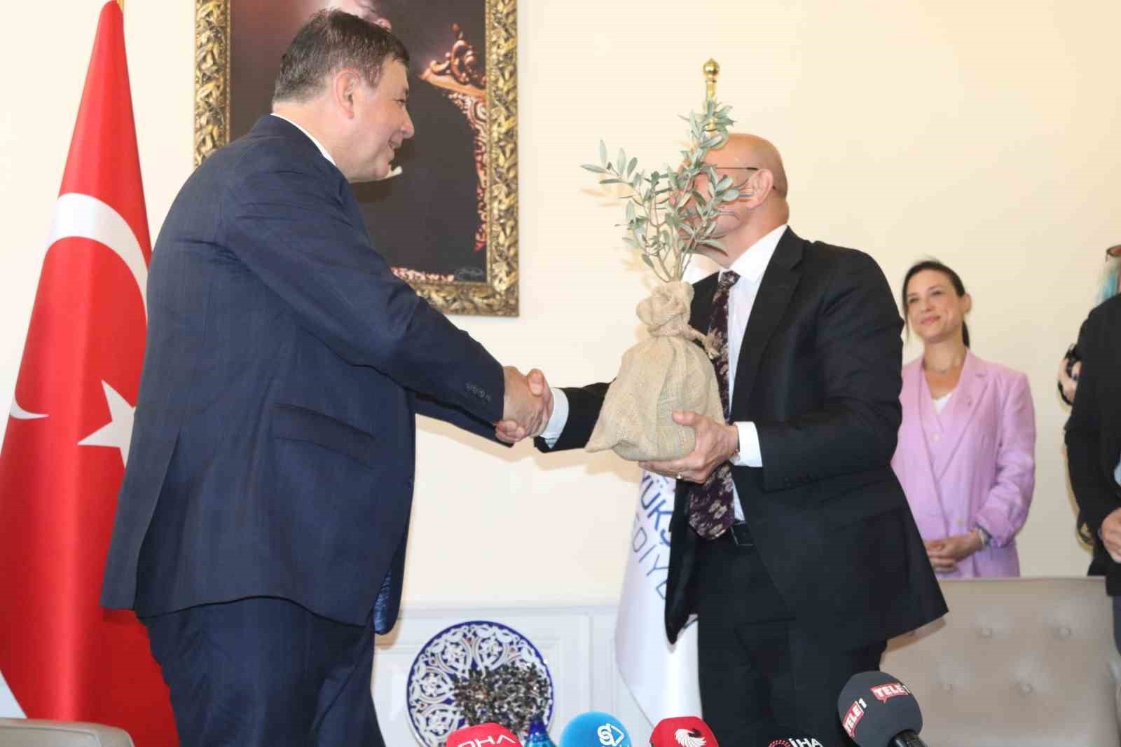 İzmir Büyükşehir'de devir teslim töreni: Cemil Tugay görevi devraldı