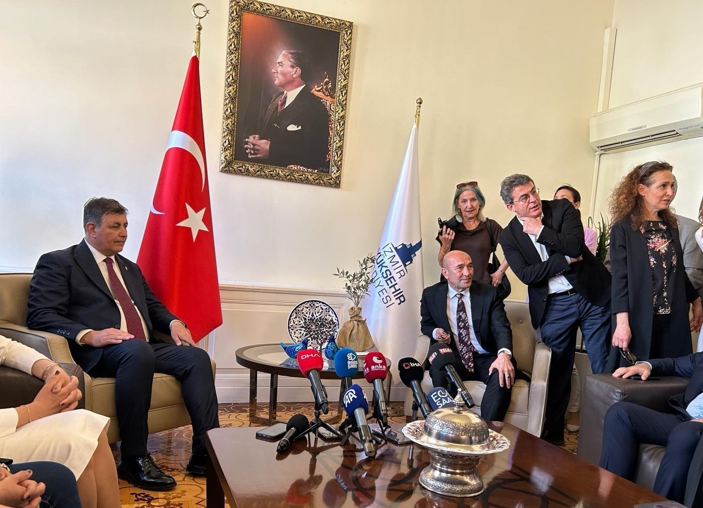 İzmir Büyükşehir'de devir teslim töreni: Cemil Tugay görevi devraldı