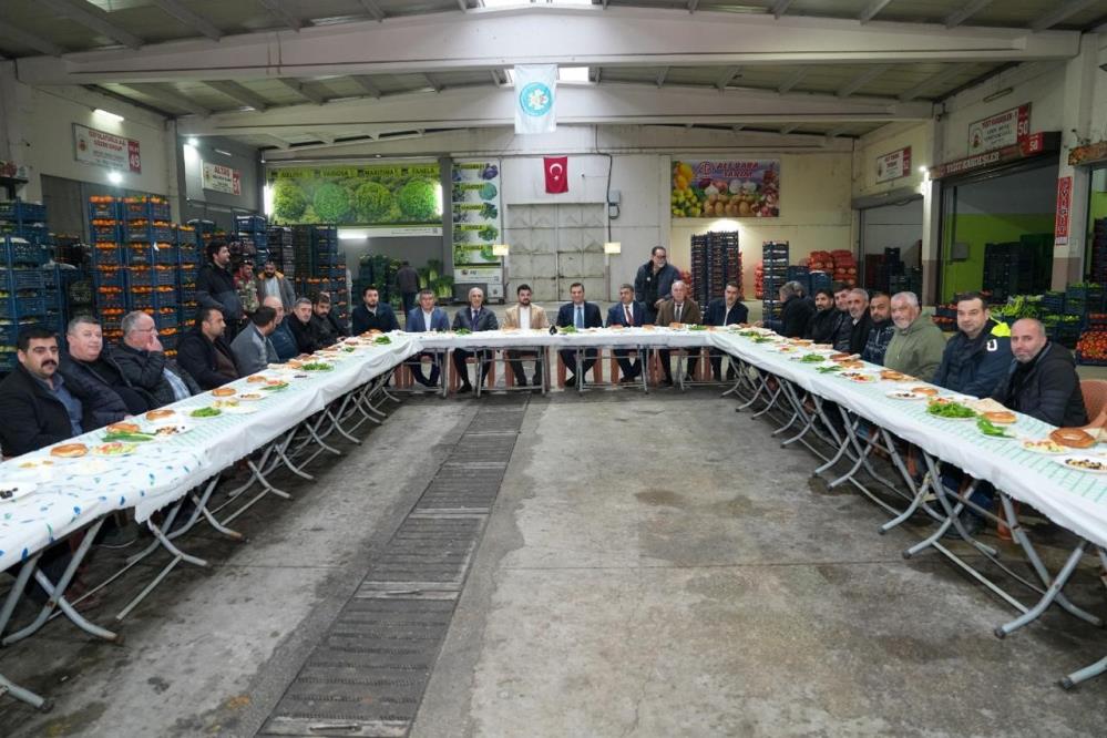 Başkan Zeyrek haldeki esnafları ziyaret etti