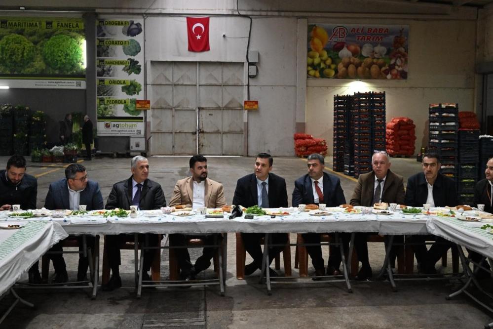 Başkan Zeyrek haldeki esnafları ziyaret etti