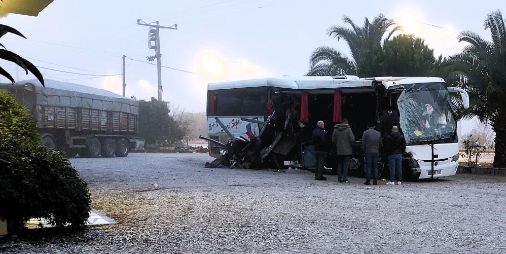 Ege'de otobüs kazası sonucu İngiliz turist hayatını kaybetti