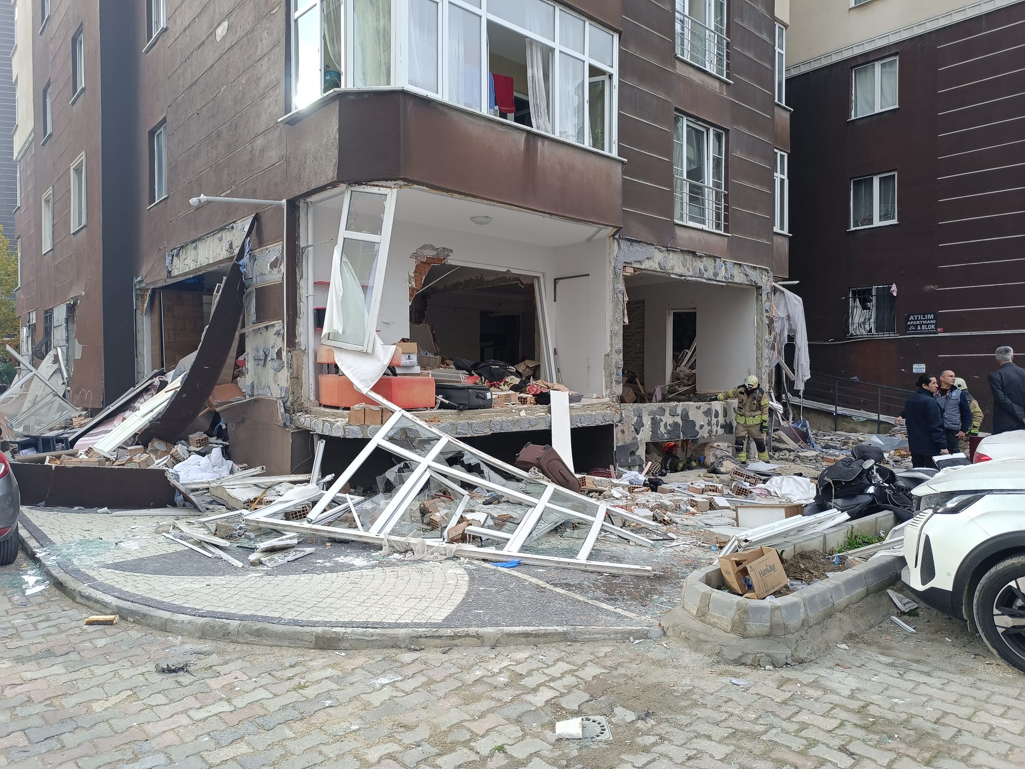 14 katlı binada Doğalgaz patladı: 1 ölü, 3 yaralı!