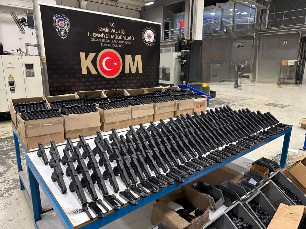 Rekor silah operasyonu: İş yerlerindeki gizli bölmelerden çıktı!