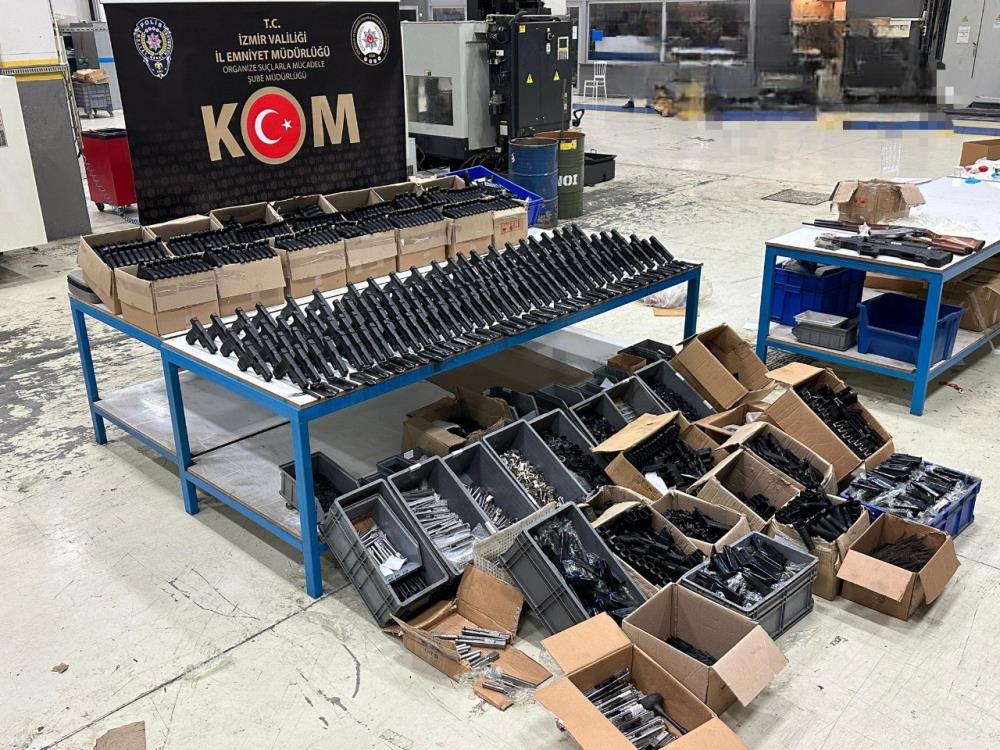 Rekor silah operasyonu: İş yerlerindeki gizli bölmelerden çıktı!