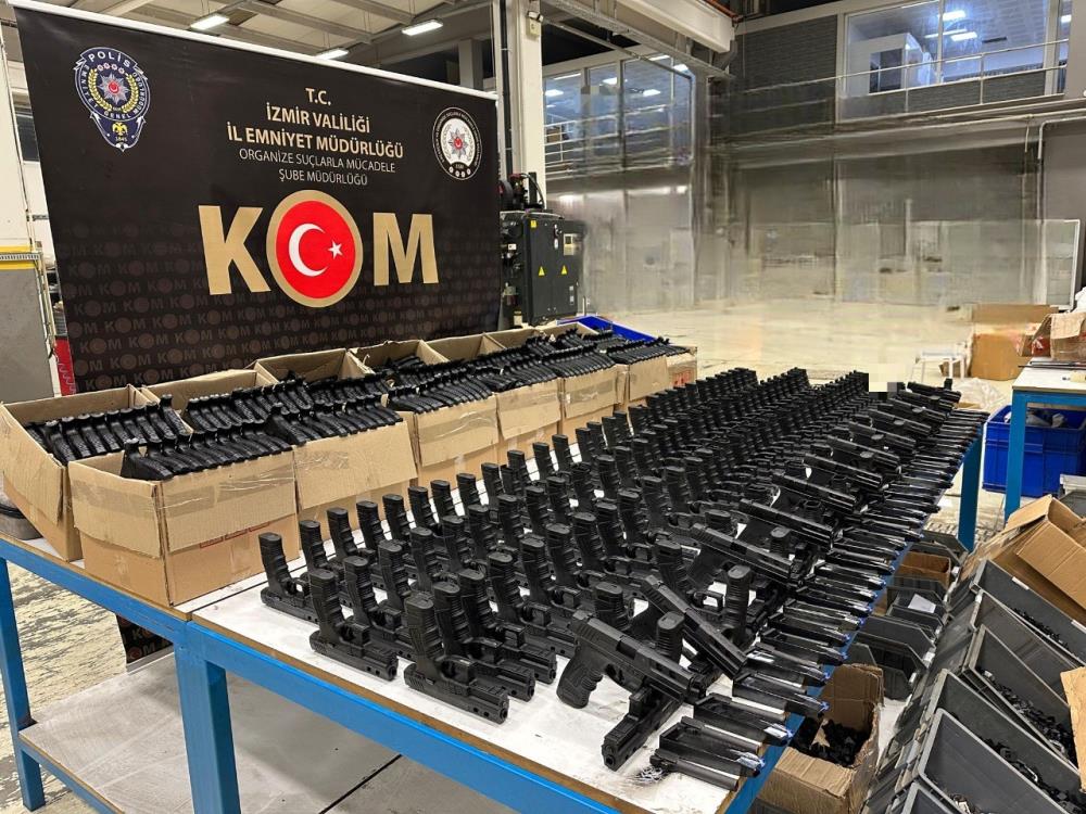 Rekor silah operasyonu: İş yerlerindeki gizli bölmelerden çıktı!