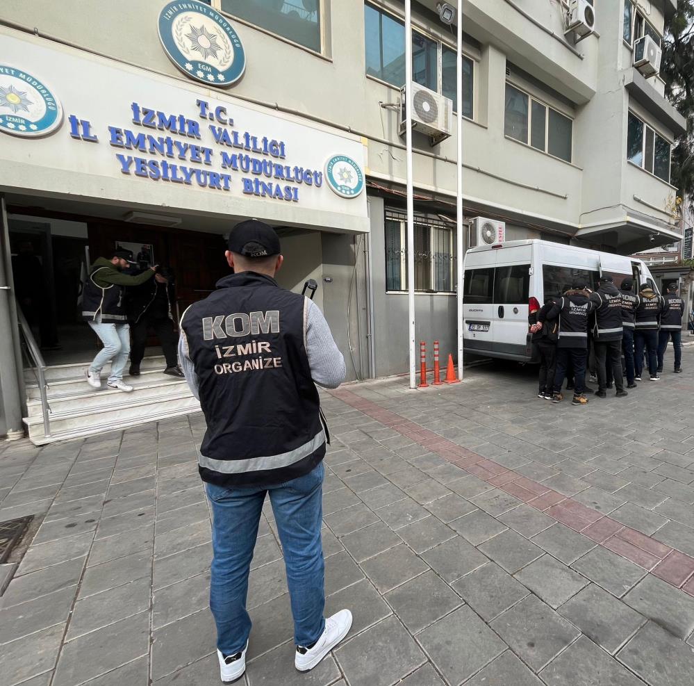 Rekor silah operasyonu: İş yerlerindeki gizli bölmelerden çıktı!