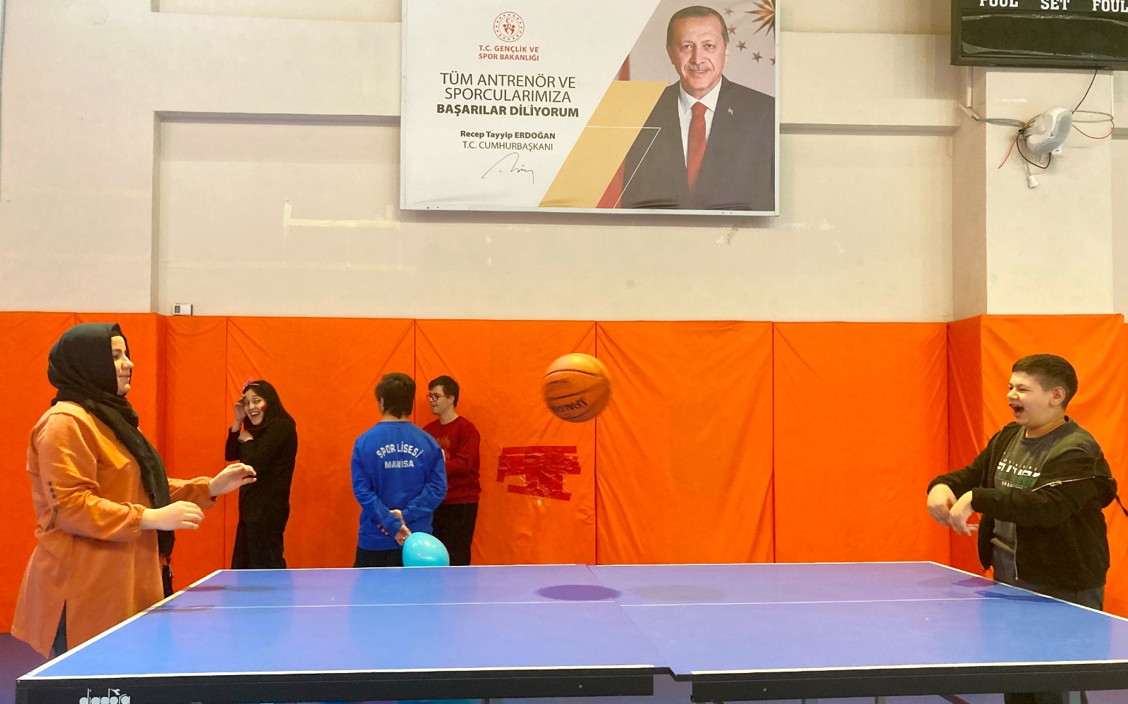Yüzme ve Jimnastik sporunun engelli şampiyon sporcuları etkinlikte coştu