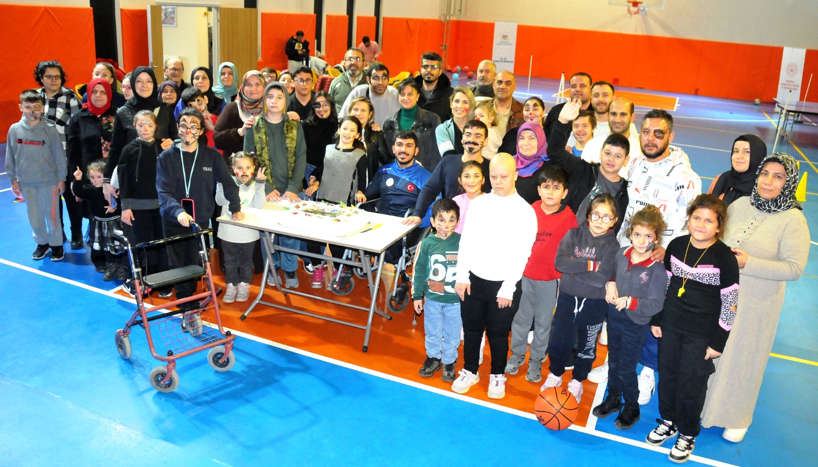 Yüzme ve Jimnastik sporunun engelli şampiyon sporcuları etkinlikte coştu