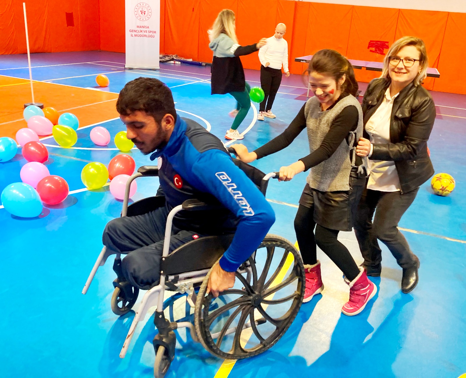Yüzme ve Jimnastik sporunun engelli şampiyon sporcuları etkinlikte coştu