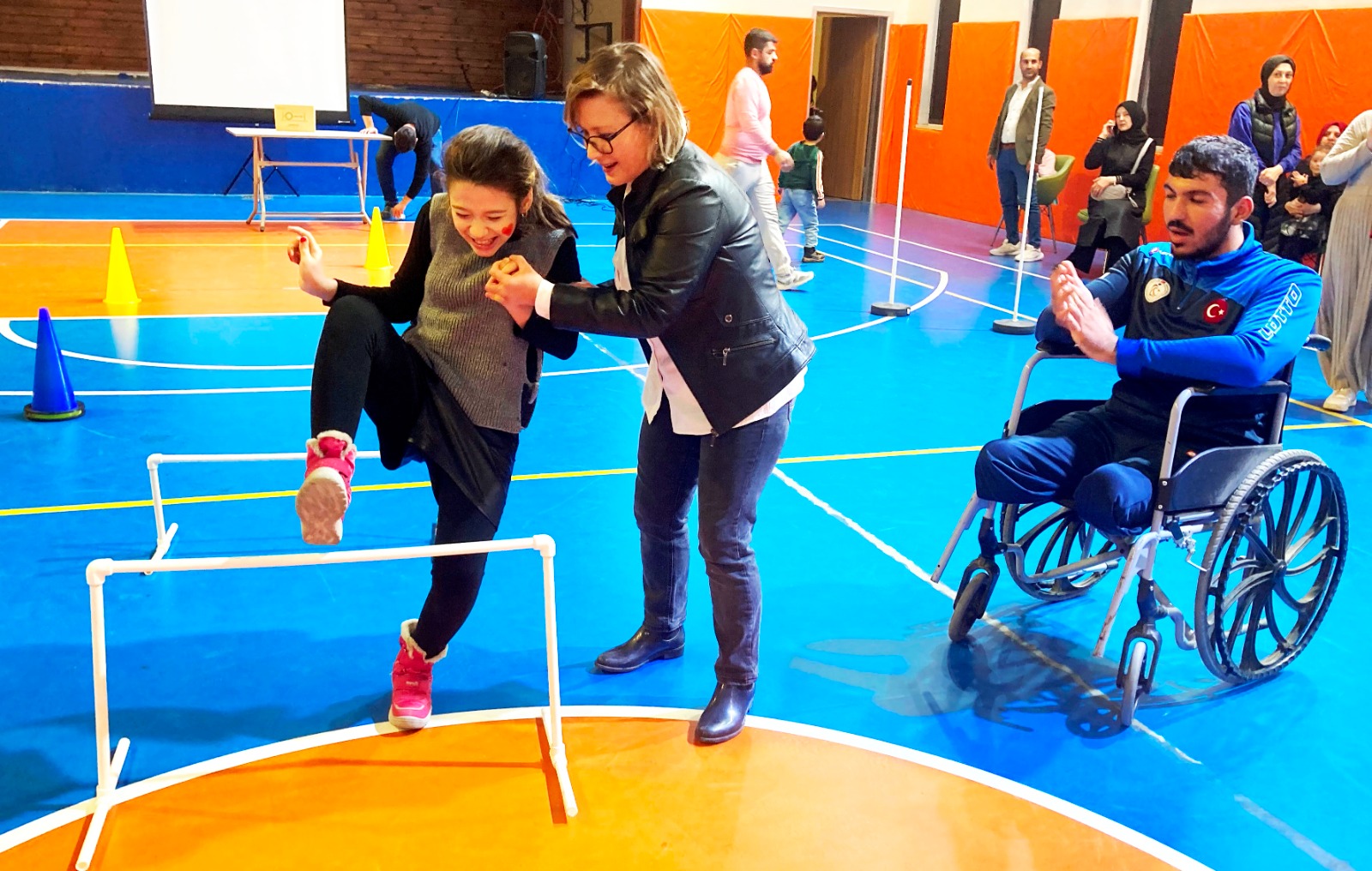 Yüzme ve Jimnastik sporunun engelli şampiyon sporcuları etkinlikte coştu