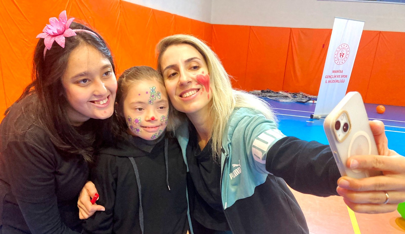 Yüzme ve Jimnastik sporunun engelli şampiyon sporcuları etkinlikte coştu