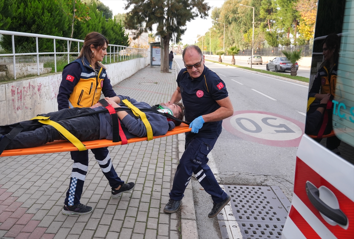 Acil sağlık ekibinde görevli doktor, 26 yıldır zamanla yarışıp hayat kurtarıyor