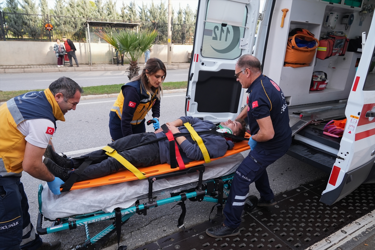 Acil sağlık ekibinde görevli doktor, 26 yıldır zamanla yarışıp hayat kurtarıyor