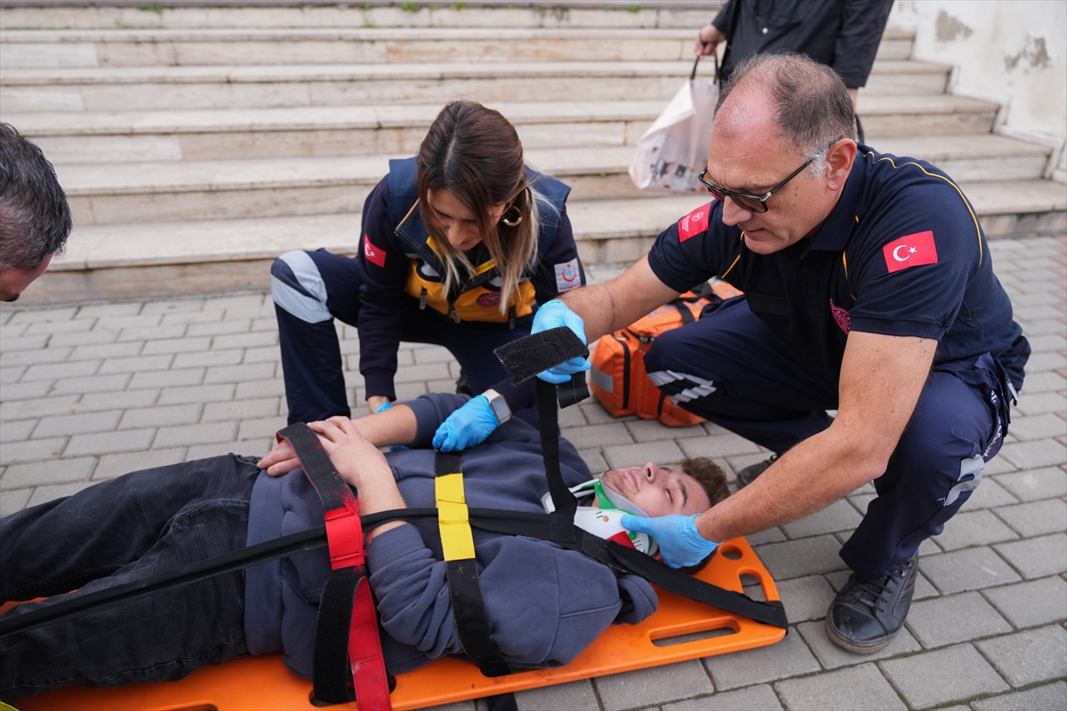 Acil sağlık ekibinde görevli doktor, 26 yıldır zamanla yarışıp hayat kurtarıyor