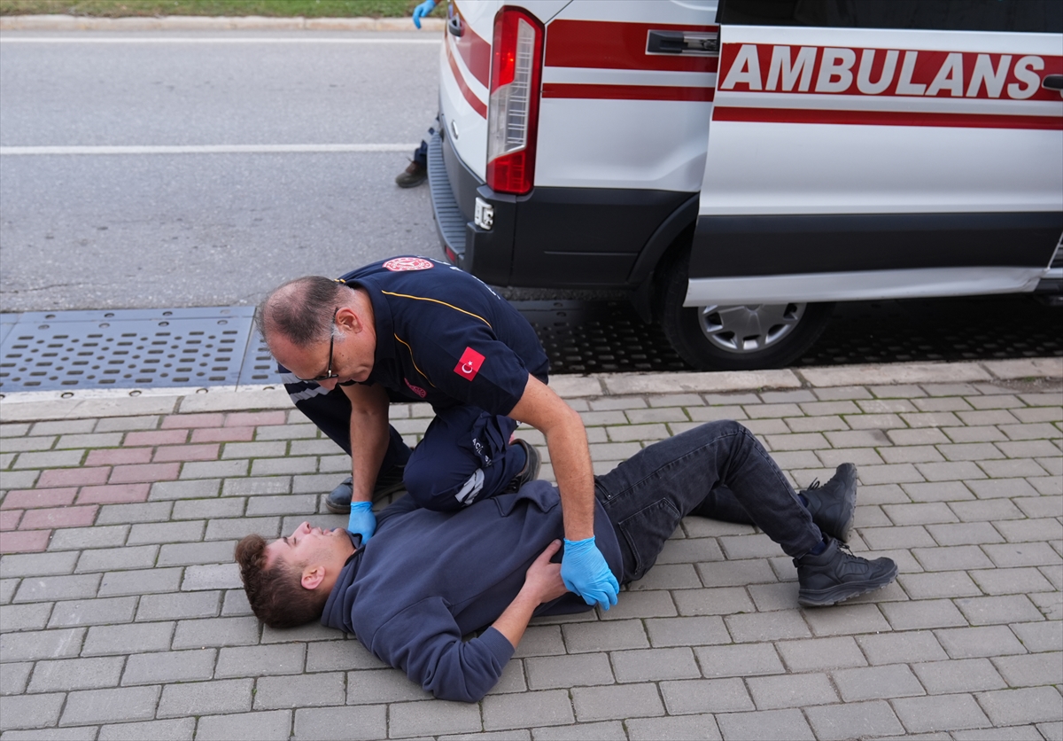 Acil sağlık ekibinde görevli doktor, 26 yıldır zamanla yarışıp hayat kurtarıyor