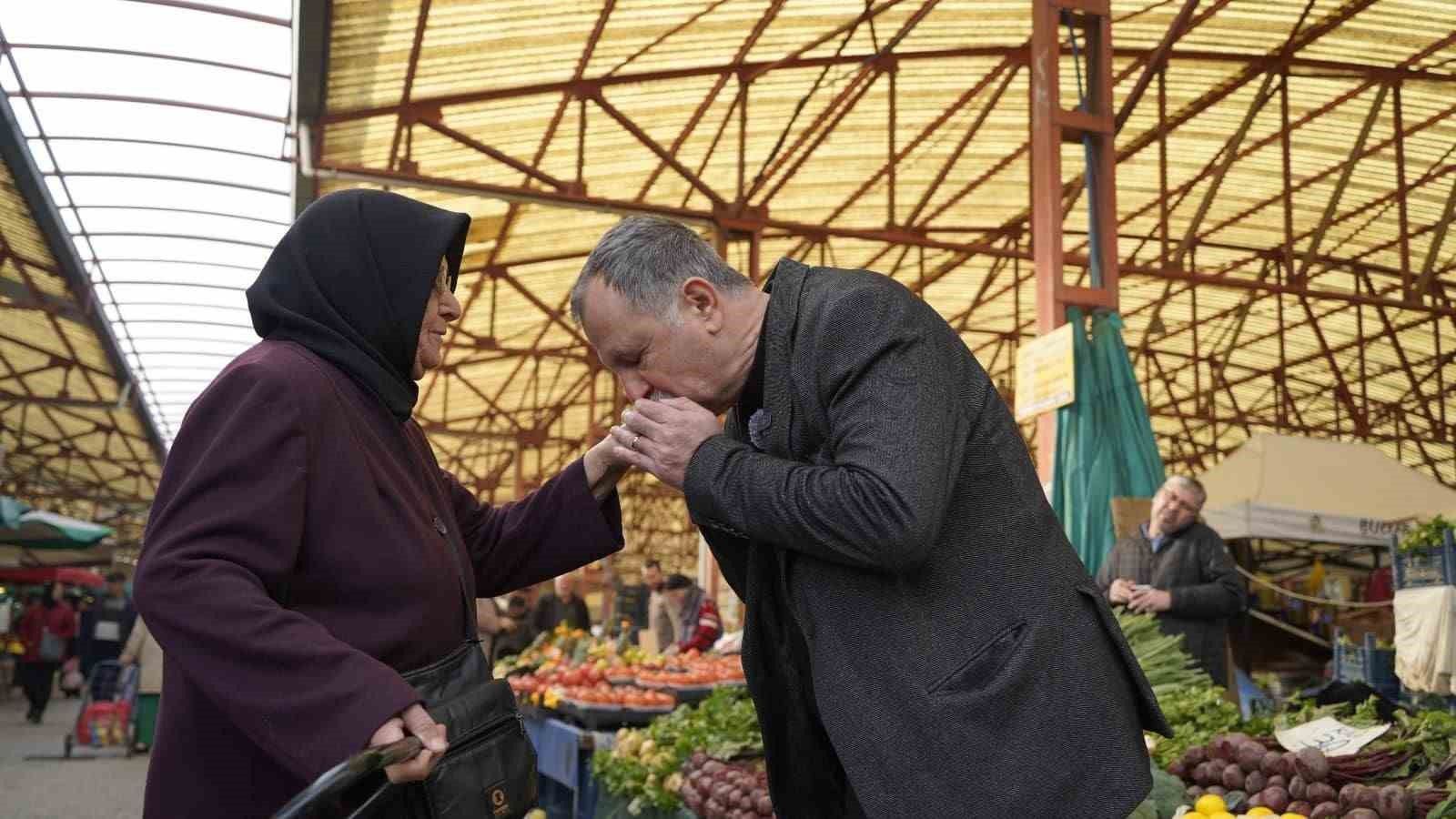 Başkan pazarda halkın sorunlarını dinledi