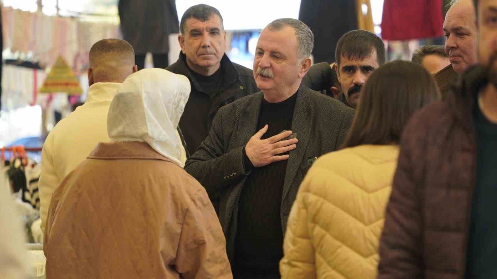 Başkan pazarda halkın sorunlarını dinledi
