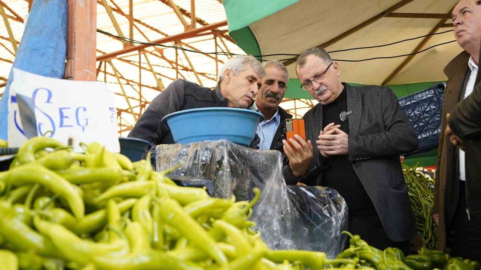 Başkan pazarda halkın sorunlarını dinledi