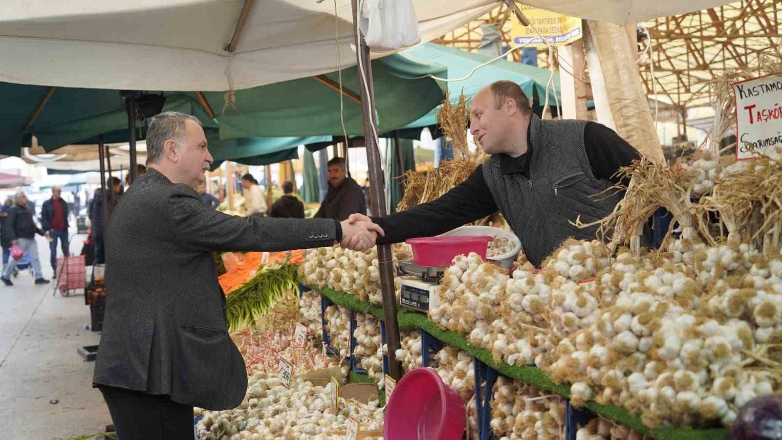 Başkan pazarda halkın sorunlarını dinledi