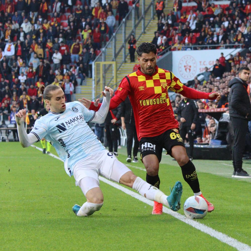 Trendyol Süper Lig: Göztepe: 2 - Adana Demirspor: 0 (İlk yarı kareler)