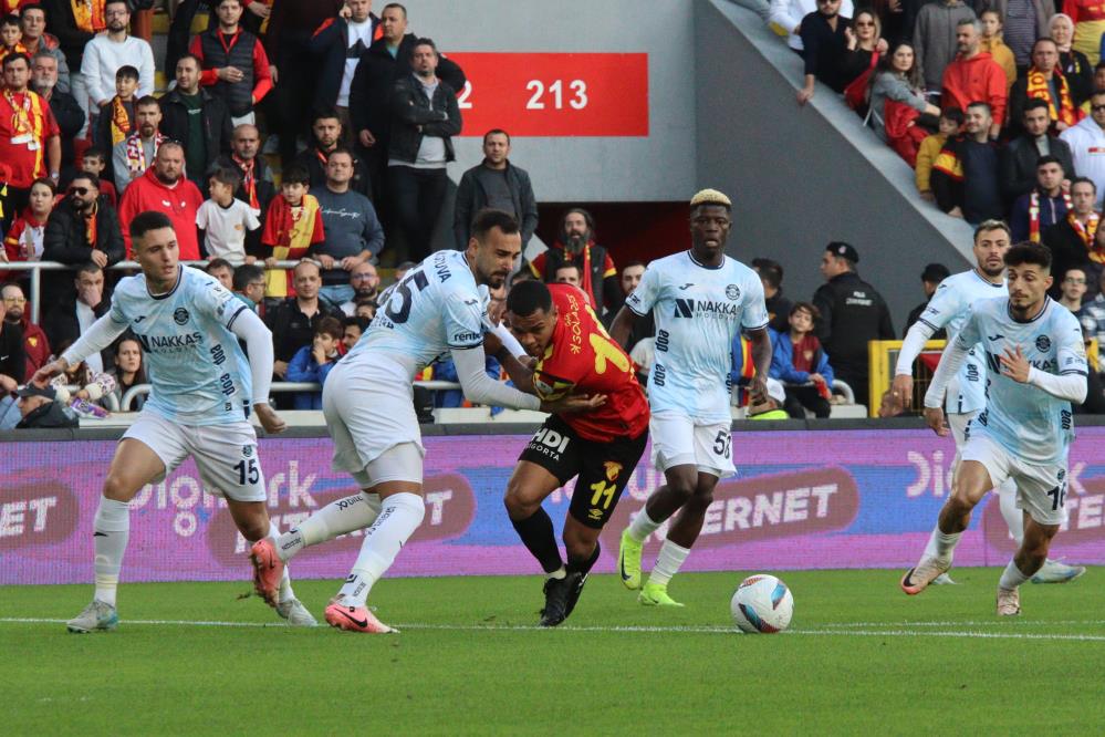 Trendyol Süper Lig: Göztepe: 2 - Adana Demirspor: 0 (İlk yarı kareler)