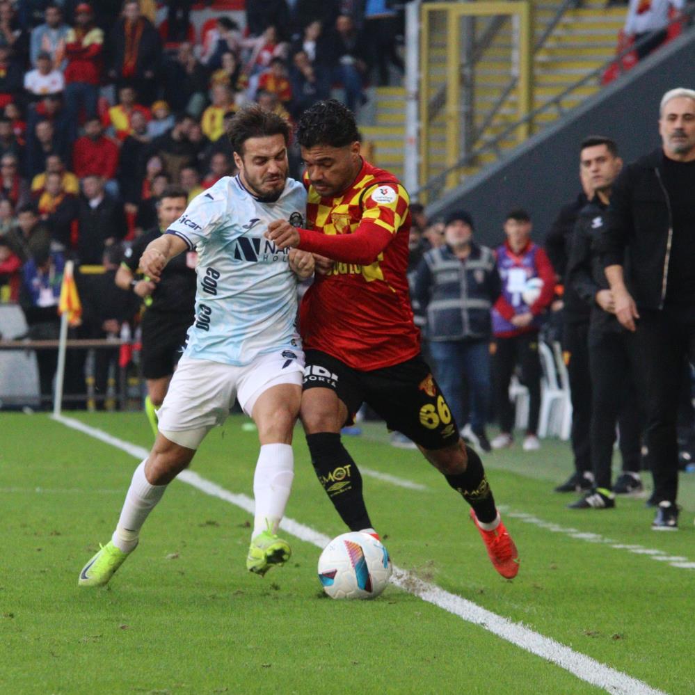 Trendyol Süper Lig: Göztepe: 2 - Adana Demirspor: 0 (İlk yarı kareler)