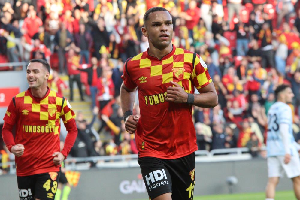 Trendyol Süper Lig: Göztepe: 2 - Adana Demirspor: 0 (İlk yarı kareler)