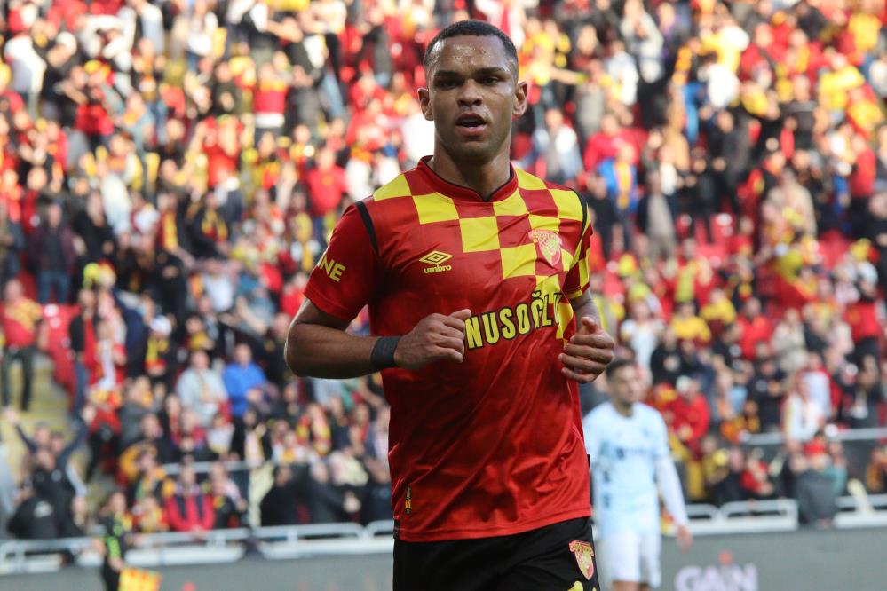 Trendyol Süper Lig: Göztepe: 2 - Adana Demirspor: 0 (İlk yarı kareler)