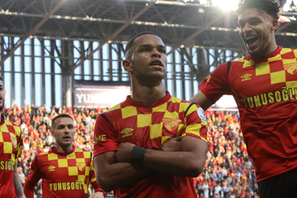 Trendyol Süper Lig: Göztepe: 2 - Adana Demirspor: 0 (İlk yarı kareler)